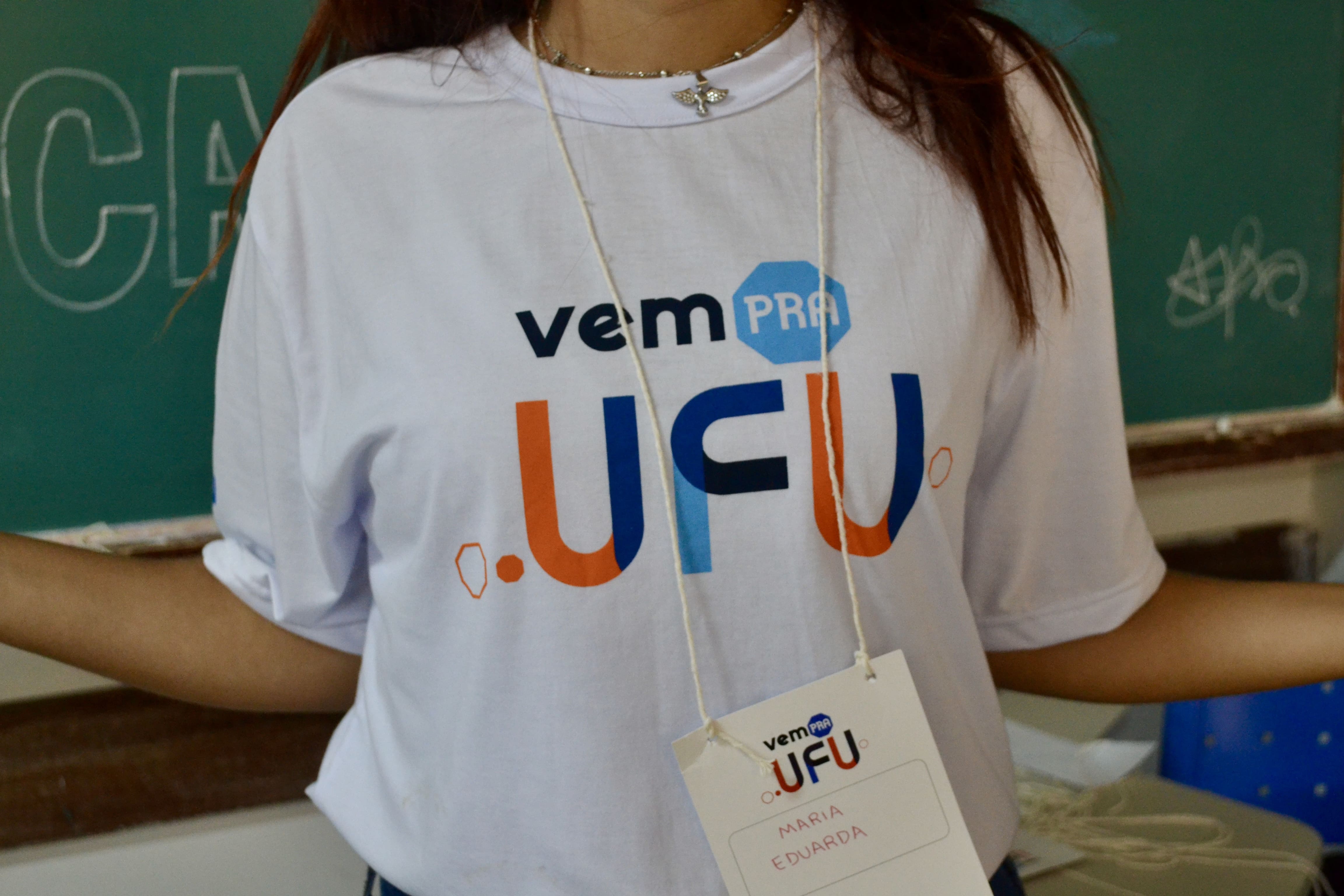Foto da camiseta do 'Vem pra UFU' em estudante