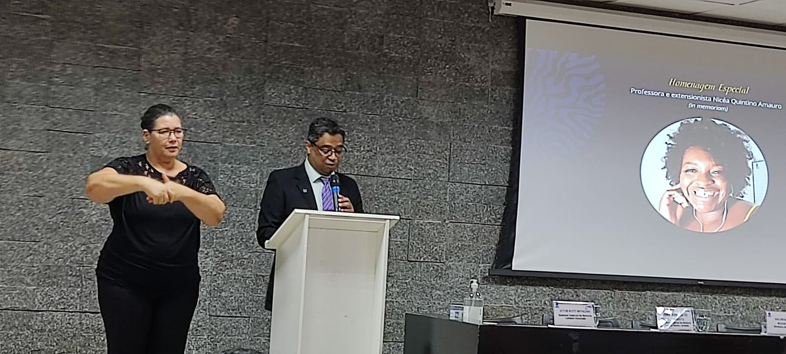 Professor Hélder Silveira realizando discurso em homenagem póstuma à professora Nicéa Quintino Amauro