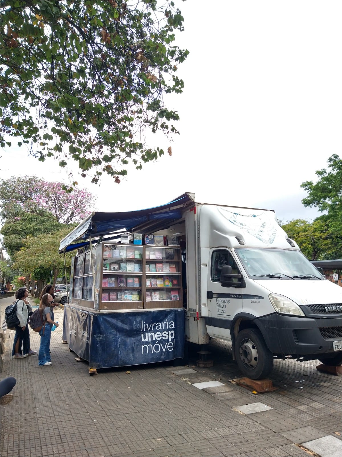 Registro da presença do veículo da Livraria Unesp Móvel, em ação realizada na UFU