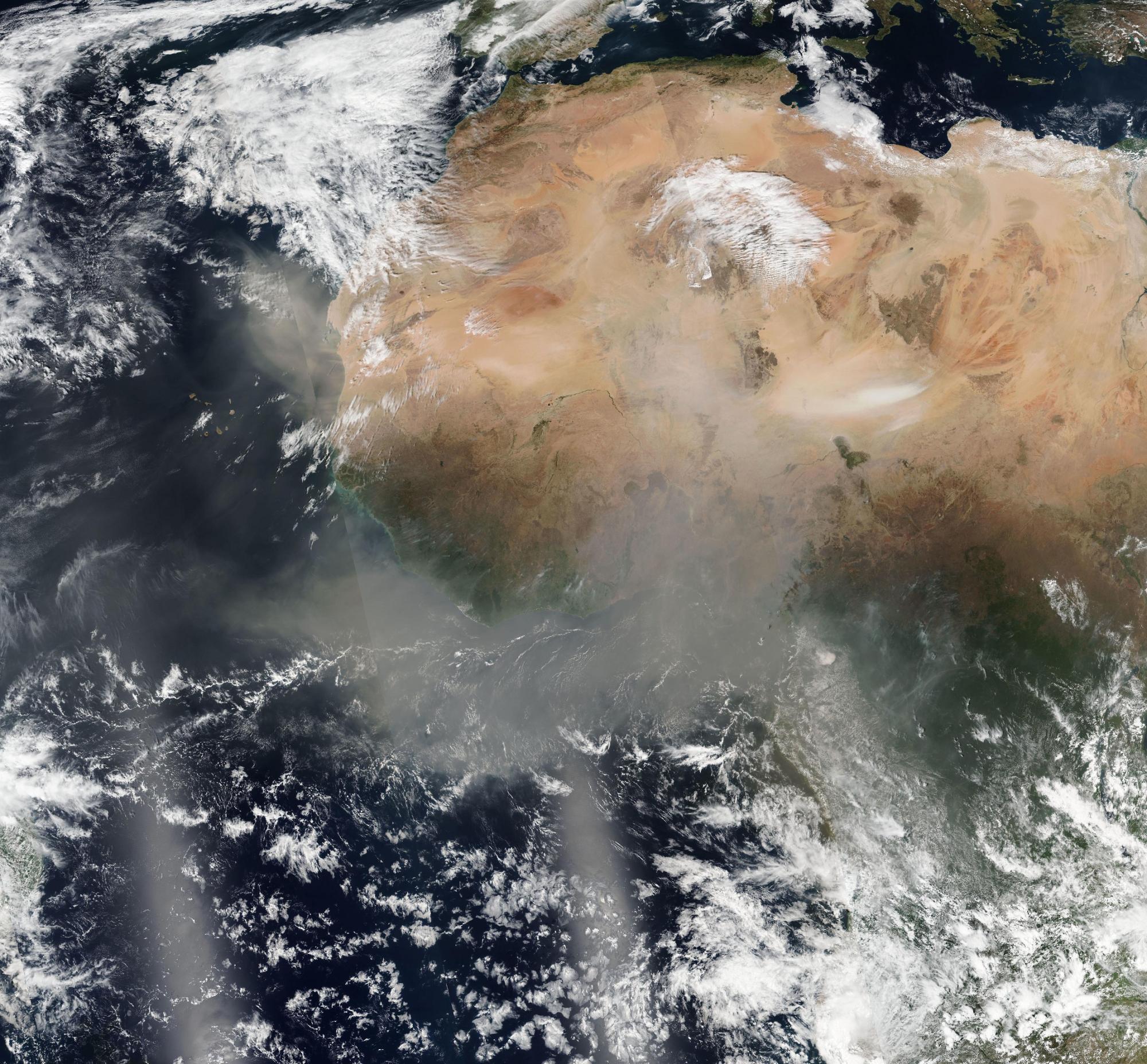 Imagem, via satélite, de nuvem de poeira se movendo pelo Oceano Atlântico