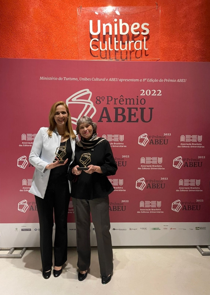 Professoras Fernanda Mussalim e Orlene Carvalho exibem troféus recebidos no 8º Prêmio Abeu