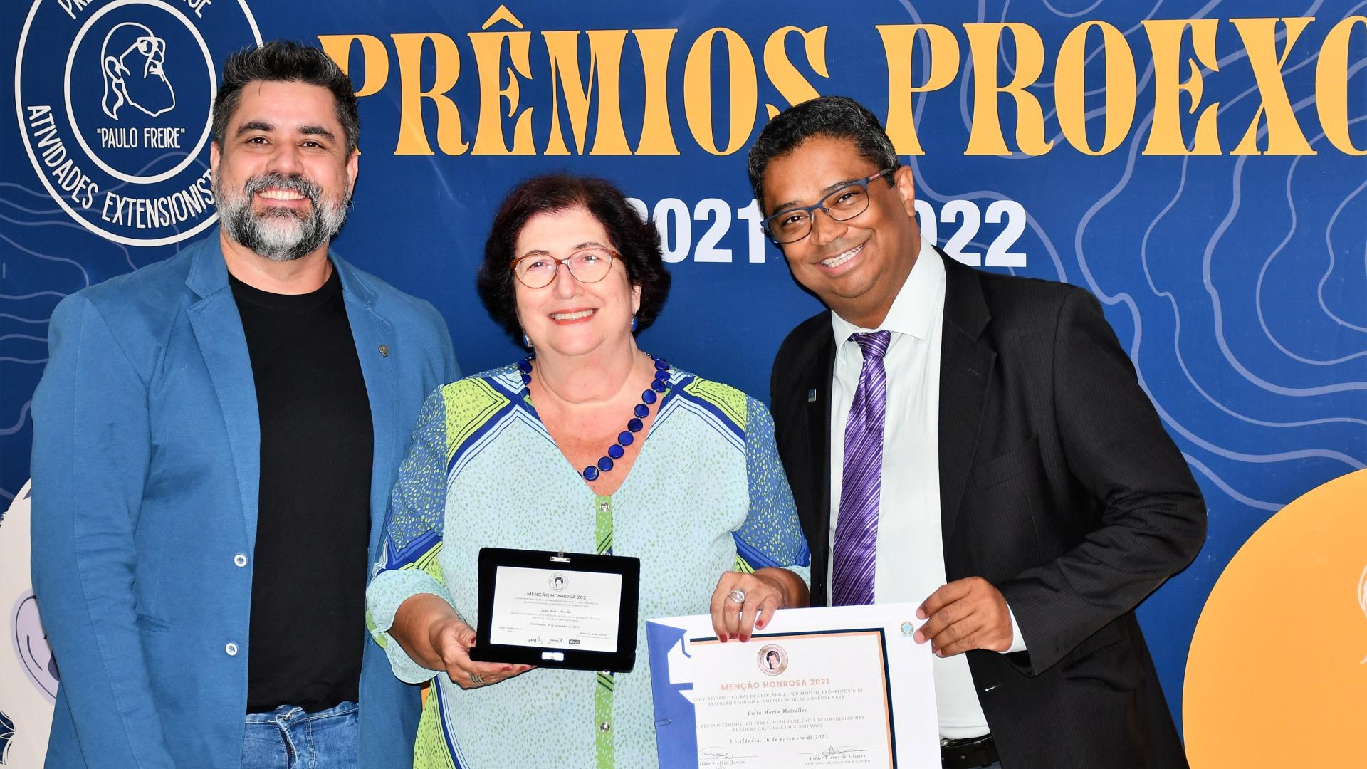 Lídia Meirelles, coordenadora do Museu do Índio, recebendo seu certificado
