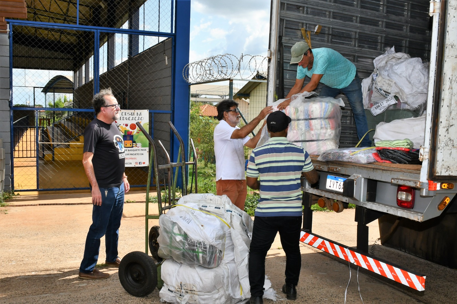 Servidores descarregando o material no centro comunitário