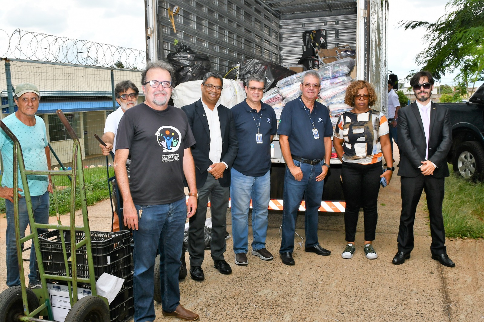 Seis pessoas (cinco homens e uma mulher), representantes da Receita Federal e da UFU, na entrega das doações