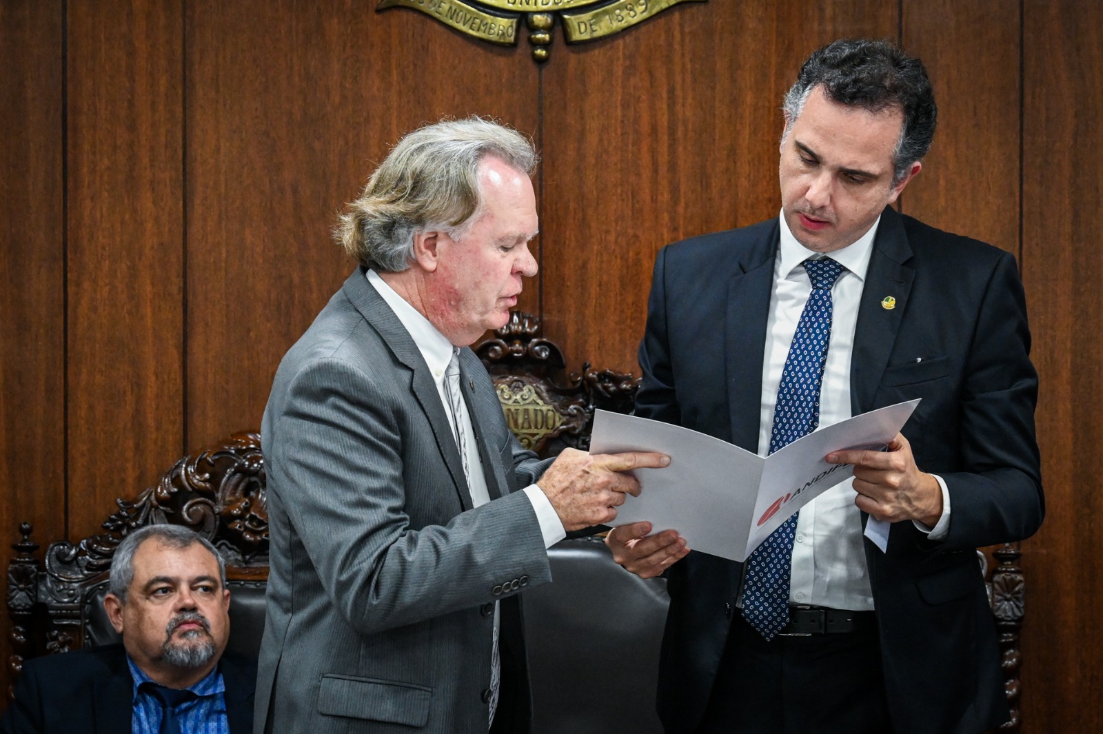 Registro do momento em que Valder Steffen Jr. (à esquerda) repassa documento ao senador Rodrigo Pacheco