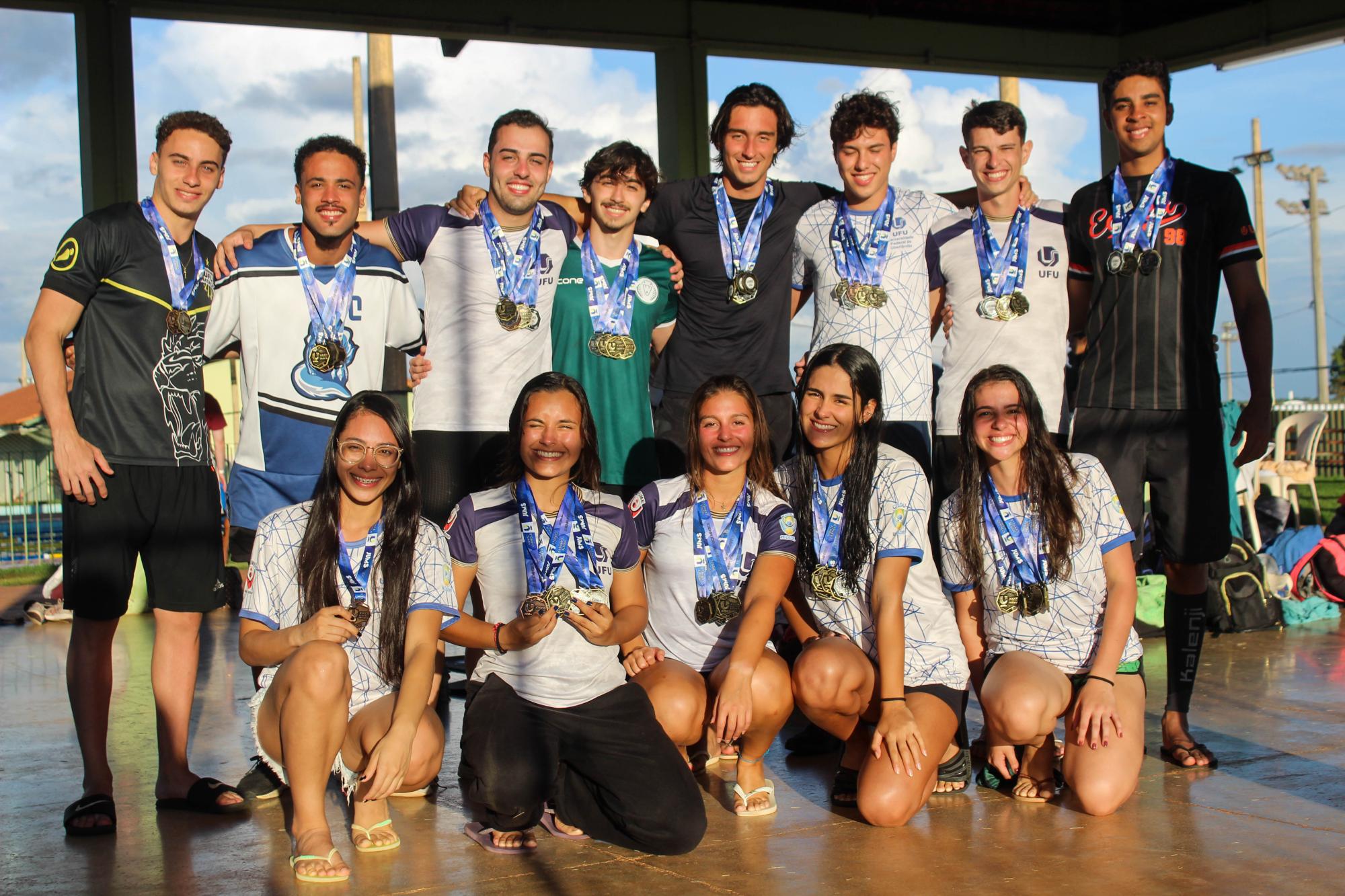 Estudantes-atletas da natação com as medalhas