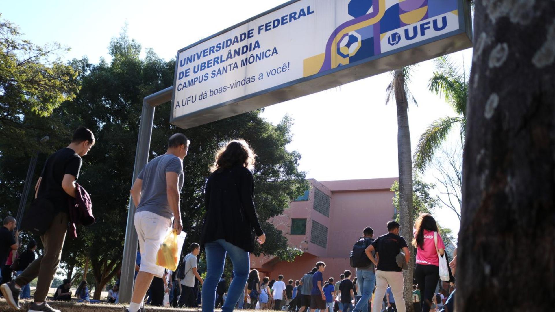 Foto de arquivo: vestibulandos entrando no Campus Santa Mônica