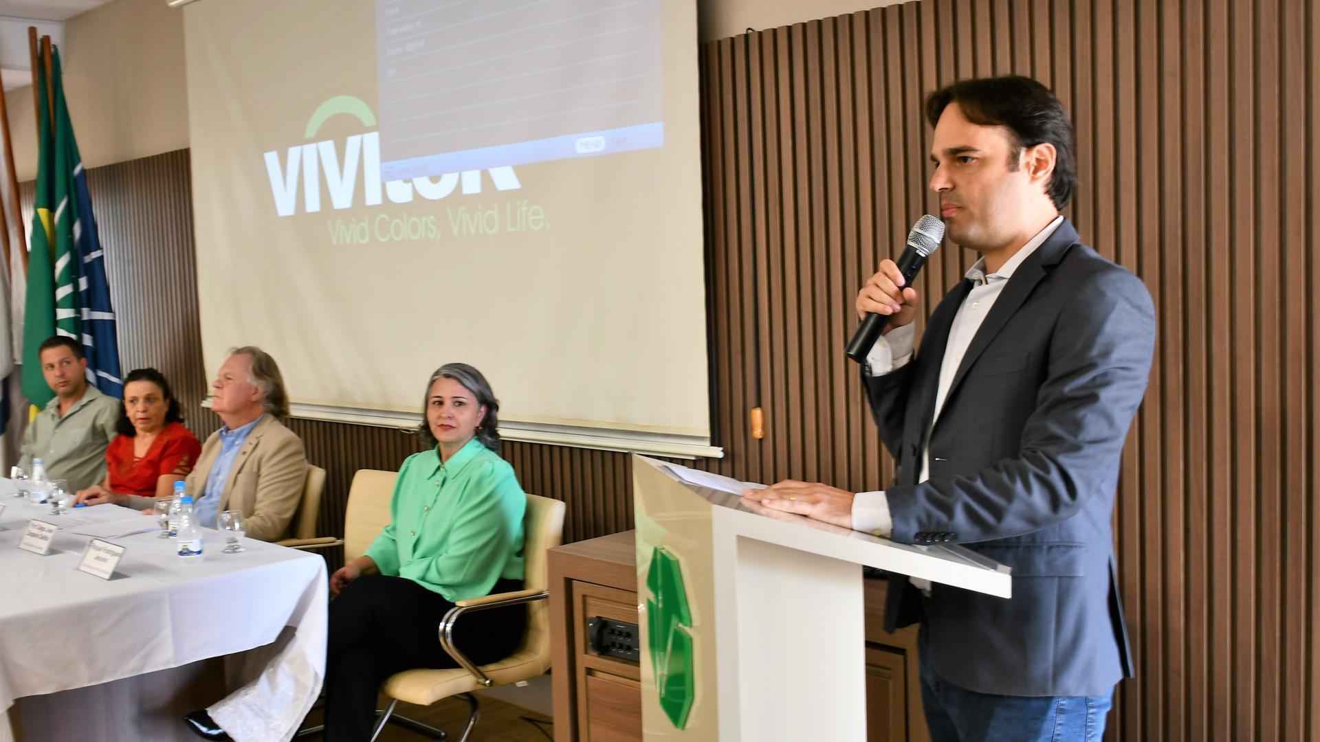 Diego Delfiol, diretor do Hospital Veterinário, fazendo seu discurso na solenidade