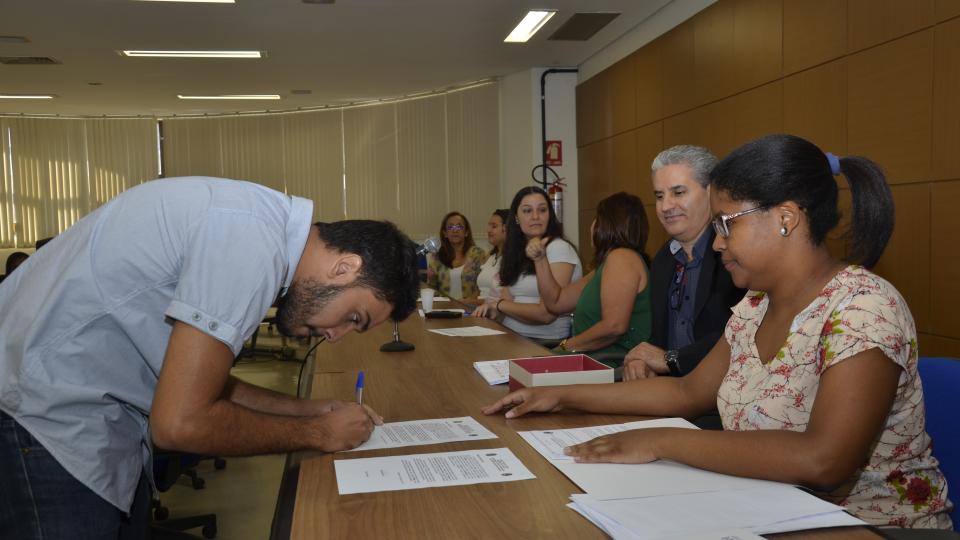 Servidores assinam documentação  Foto: Milton Santos