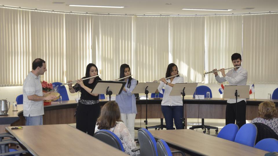Grupo de Flauta Transversal do curso de Música da UFU se apresenta na abertura do Programa Marca, de mobilidade acadêmica (foto: Milton Santos)