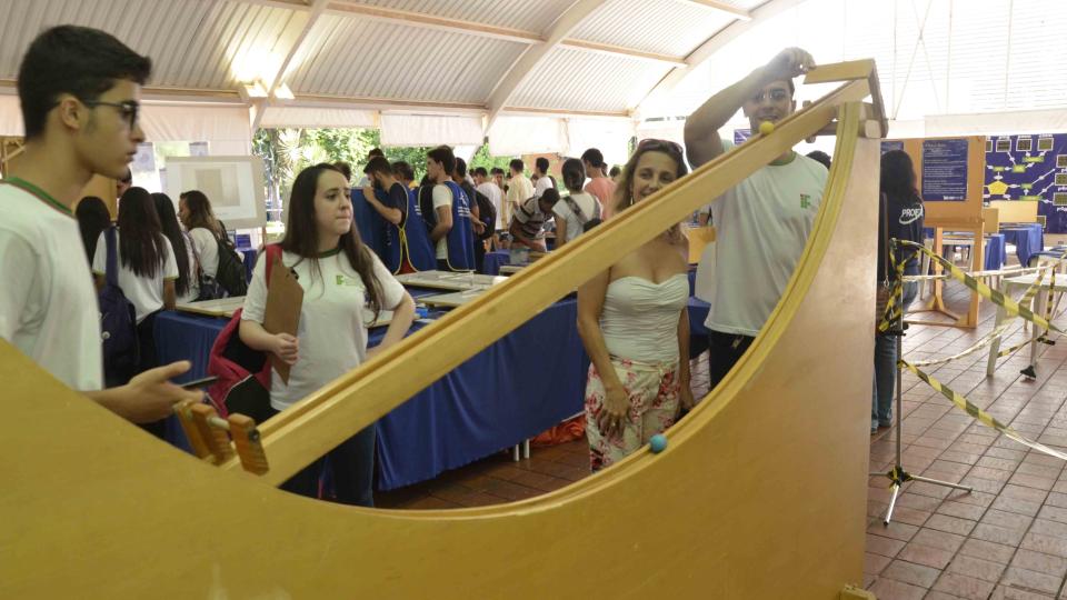 Alunos do ensino médio visitaram exposição (foto: Milton Santos)