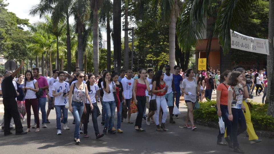 Candidatos no primeiro dia de provas no Campus Santa Mônica (Foto: Milton Santos)