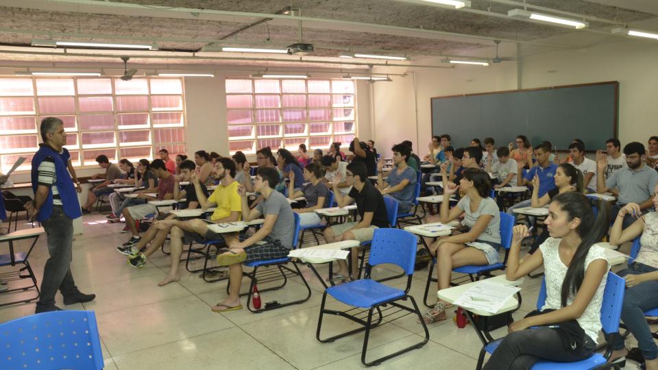 Candidatos no primeiro dia de provas no Campus Santa Mônica (Foto: Milton Santos)