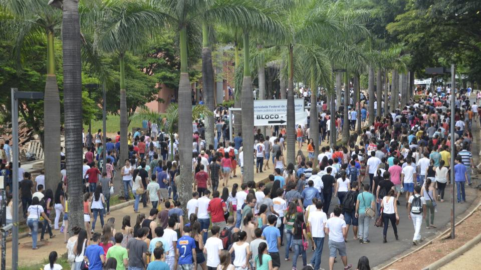 Candidatos no segundo dia de provas no Campus Santa Mônica (Foto: Milton Santos)