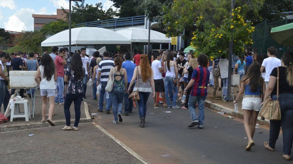 Candidatos no segundo dia de provas no Campus Santa Mônica (Foto: Milton Santos)