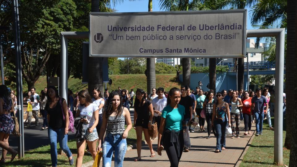 Candidatos chegam ao Campus Santa Mônica para as provas da segunda fase do Vestibular UFU 2017-2 (foto: Milton Santos)