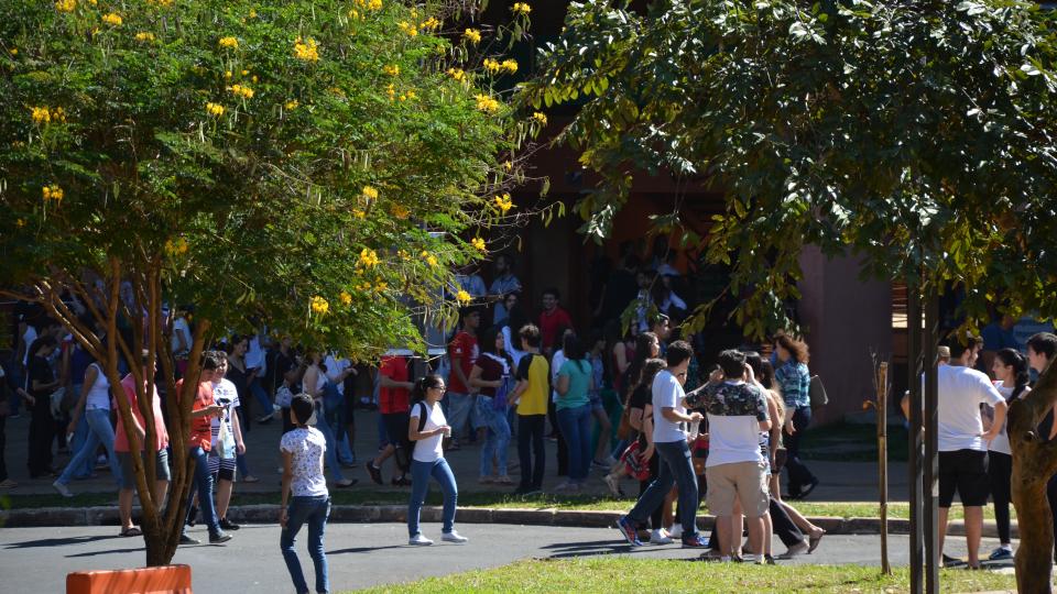 Candidatos chegam ao Campus Santa Mônica para as provas da segunda fase do Vestibular UFU 2017-2 (foto: Milton Santos)