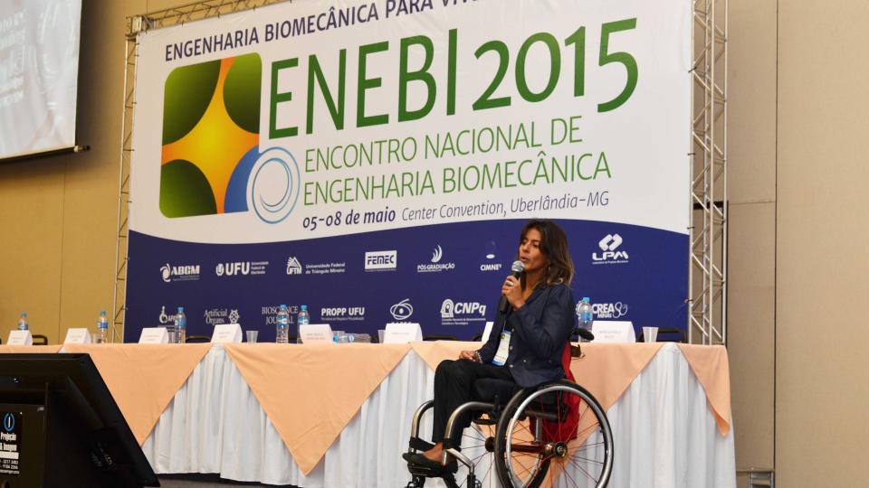 Letícia Lucas Ferreira, atleta paralímpica, no Encontro Nacional de Biomecânica. (Foto: Marco Cavalcanti)