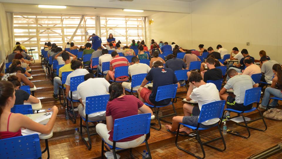 Candidatos que fizeram provas no Campus Santa Mônica da UFU, neste domingo, 3 de abril (Foto: Milton Santos)