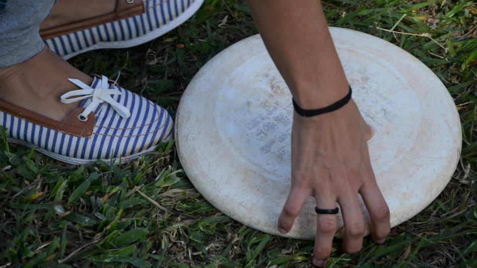Crianças e jovens do bairro Prosperidade, de Uberlândia, aprenderam técnicas de frisbee (foto: Marco Cavalcanti)