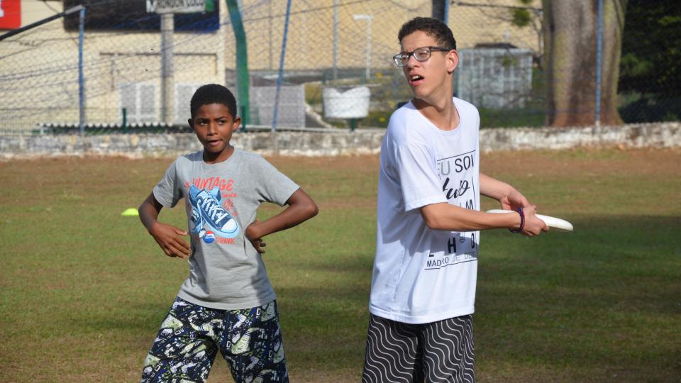Crianças e jovens do bairro Prosperidade, de Uberlândia, aprenderam técnicas de frisbee (foto: Marco Cavalcanti)