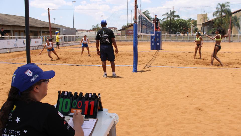 A dupla de vôlei de praia feminino da UFU - Luana Daud e Ana Luiza Cabral - venceu as estudantes da Universidade Federal de Pernambuco