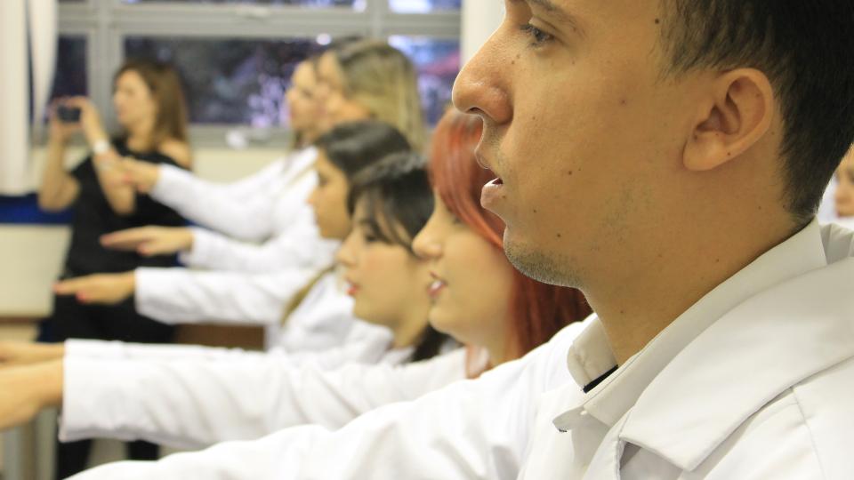 Juramento de alunos durante a colação de grau da  73ª turma de Odontologia da UFU.