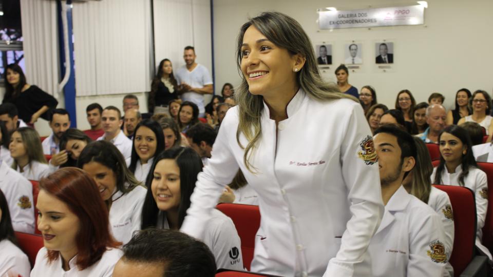 Karoline Ferreira da Mota, aluna com o melhor rendimento da 73ª turma de Odontologia da UFU.
