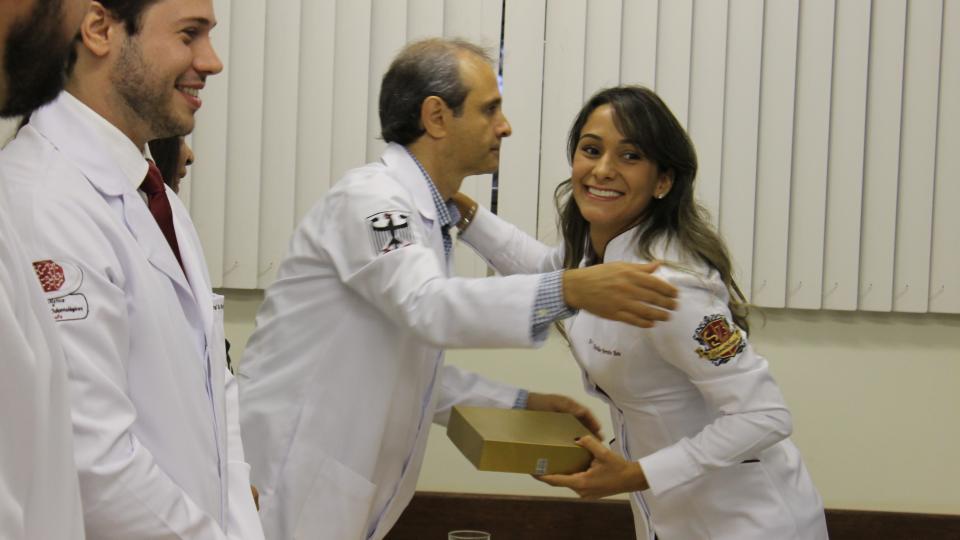 Karoline Ferreira da Mota, aluna com o melhor rendimento da 73ª turma de Odontologia da UFU.