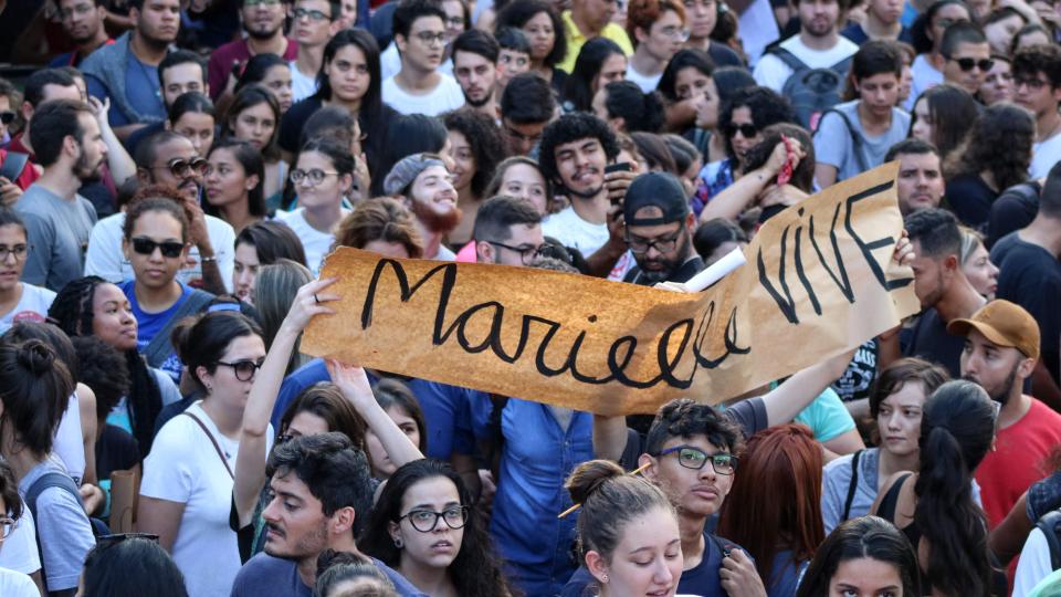 População se reuniu no Centro de Uberlândia para protestar contra os cortes no orçamento das universidades federais (foto: Marco Cavalcanti)