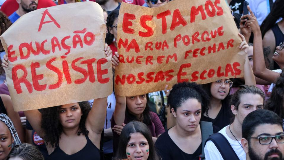 População se reuniu no Centro de Uberlândia para protestar contra os cortes no orçamento das universidades federais (foto: Marco Cavalcanti)