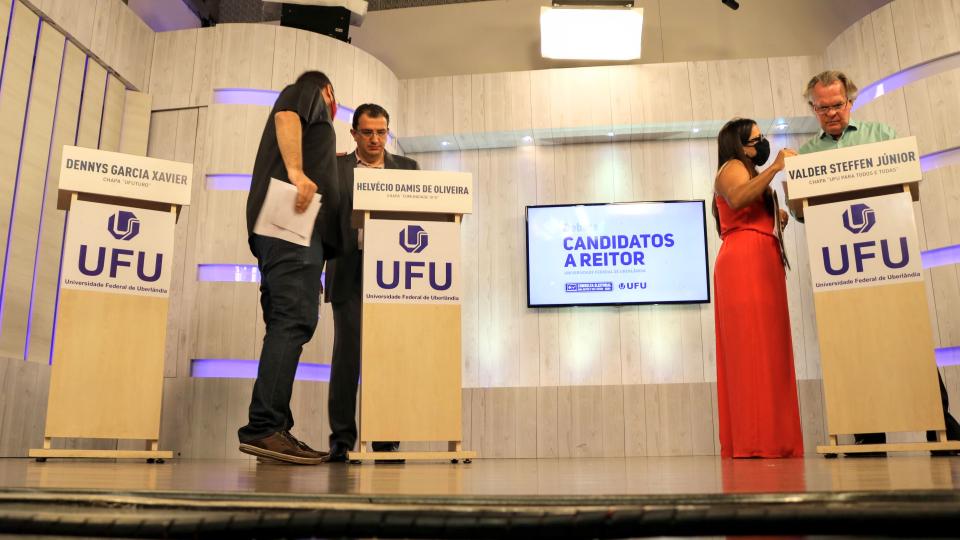 Os coordenadores de campanha puderam conversar com os candidatos durante os intervalos (foto: Marco Cavalcanti)