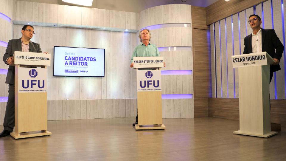 O debate foi realizado no estúdio da TV Universitária, no Campus Santa Mônica (foto: Marco Cavalcanti)