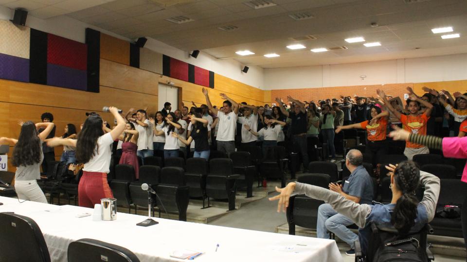 Participantes batendo palmas