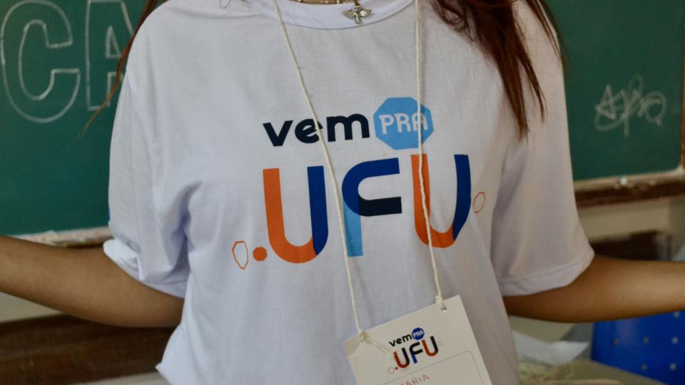 Estudante vestindo camiseta do 'Vem pra UFU'