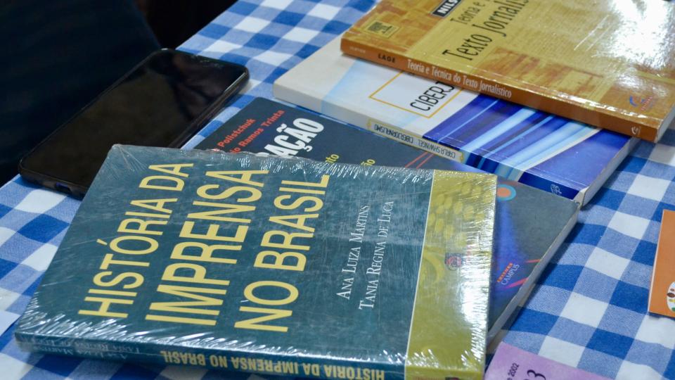 Livros em cima de uma mesa.