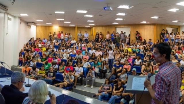Com intervenções bem-humoradas, estudantes do Instituto de Artes da UFU mediaram o encontro (foto: Gustavo Cruz Lima)