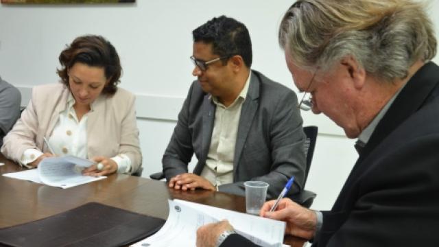 Oliveira, Silveira e Steffen assinam acordo de cooperação que prevê atividades de ensino, pesquisa e extensão (foto: Milton Santos)