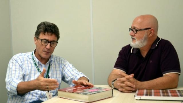 Professor Adriano Loyola (esquerda) supervisiona a pesquisa de pós-doutorado de Sérgio Ferreira Júnior (direita) (Foto: Milton Santos)