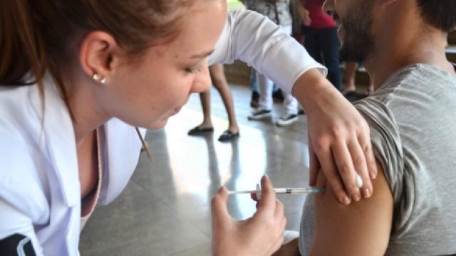 A vacina é a única forma eficaz de prevenção contra o sarampo. Crianças e adultos são alvos das campanhas de vacinação. (Foto: Milton Santos)