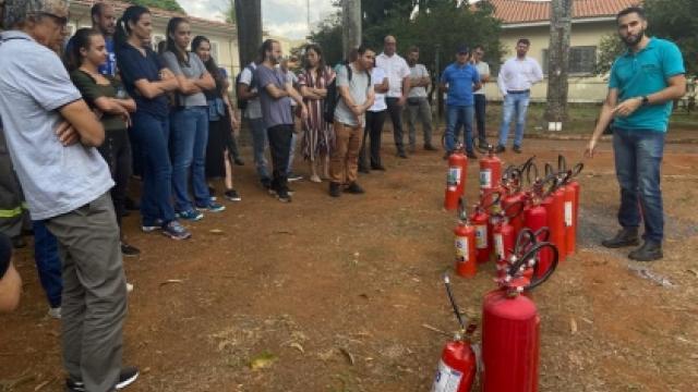 Servidores recebem instruções acerca do uso de extintores de incêndio. (Foto: Kaísa Karolina Pôrto)