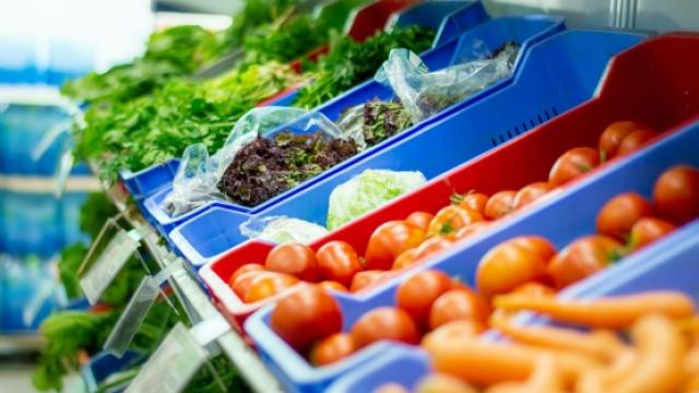 Tomate e outros alimentos contribuíram para tornar a cesta básica mais barata no mês passado. (Foto: Canva)