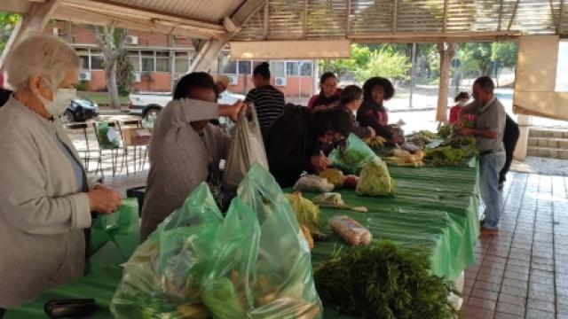 Feira Agroecológica Solidária com produtos 100% orgânicos - aberta a toda a comunidade - acontece aos sábados, das 9h ao meio-dia, no Centro de Convivência do Campus Santa Mônica, em Uberlândia. (Imagem:Divulgação)