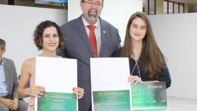 Prêmios foram entregues a Márcia Freire (esquerda) e Camila Oliveira (direita) pelo reitor Dácio Matheus, da Universidade Federal do ABC (Foto: Diélen Borges)