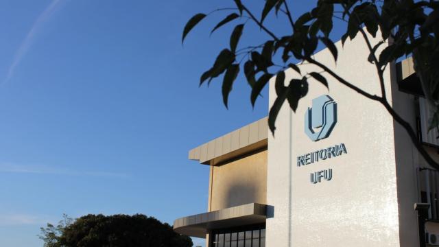A imagem mostra a fachada da Reitoria da UFU