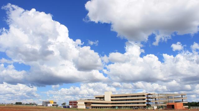 A imagem mostra alguns blocos do Campus Glória e o céu