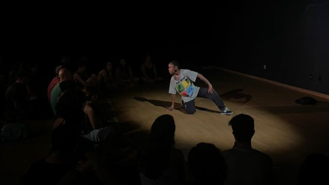 foto mostrando performance solo do estudante de dança