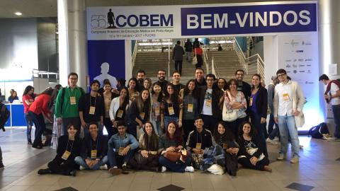 Professores e alunos do curso de Medicina da UFU que participaram do COBEM 2017