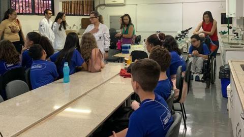 Visita dos estudantes do ensino fundamental em laboratório de biologia da UFU