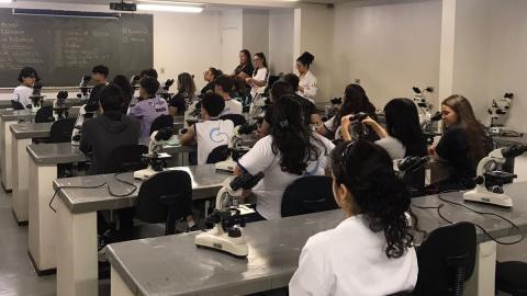Visita dos estudantes do ensino fundamental em laboratório de biologia da UFU